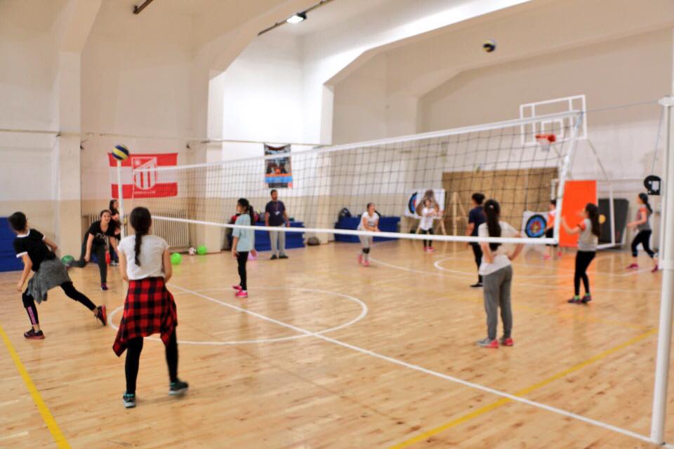 ‪Voleybol kursumuz spor salonumuzda devam ediyor...