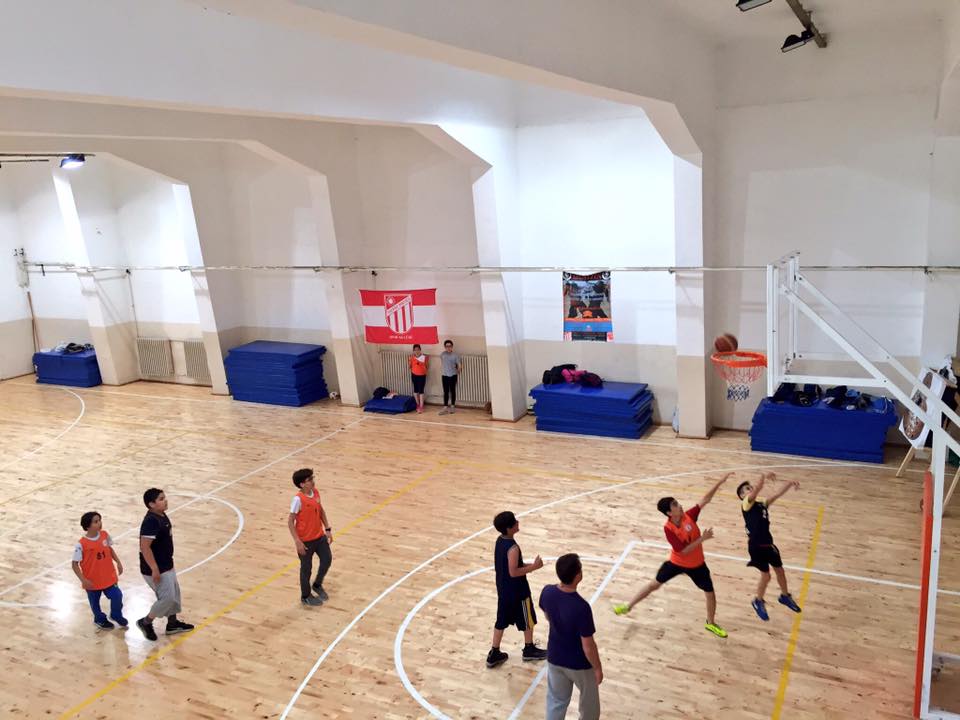 Basketbol kursumuz spor salonumuzda devam ediyor...