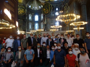 Ayasofya-i Kebîr Câmi-i Şerîfi'nde İlk Cuma Namazı Sonrası MTTB'li Gençlerin Buluşması